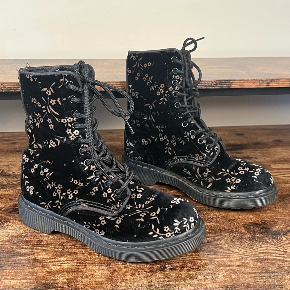 Dr Martens Avery Black Soft Crushed Velvet Floral‎ Vintage Boots women's 6 - Picture 2 of 12